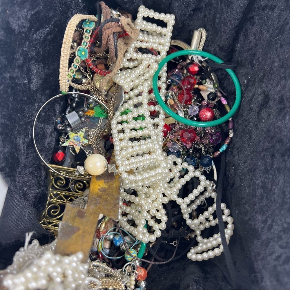 5 pounds of crafters lot jewelry mystery vintage to current for repurpose scoop - Picture 8 of 8